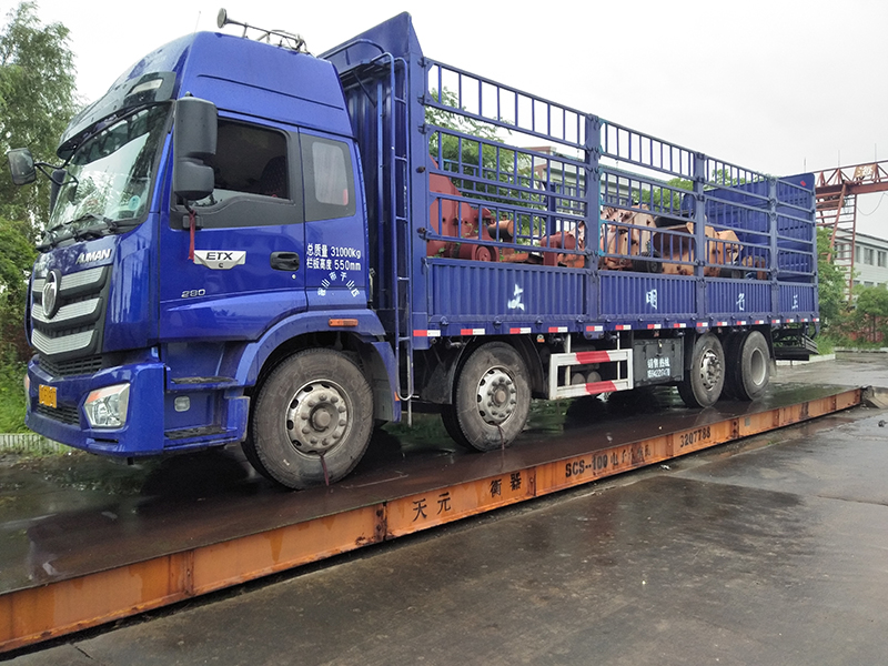 海祥疊層篩廠家的破碎設(shè)備不斷發(fā)貨，那么我們?nèi)绾芜x擇適合的破碎設(shè)備？