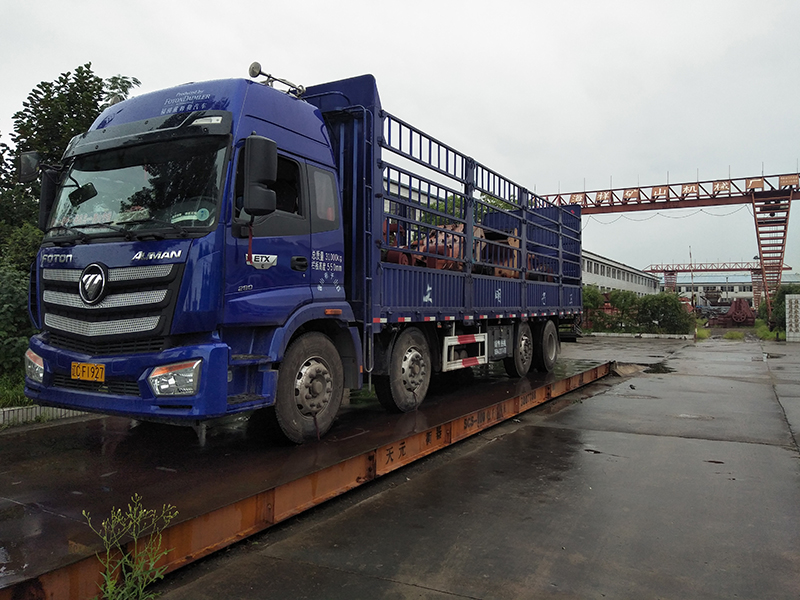 海祥疊層篩廠家的破碎設(shè)備不斷發(fā)貨，那么我們?nèi)绾芜x擇適合的破碎設(shè)備？