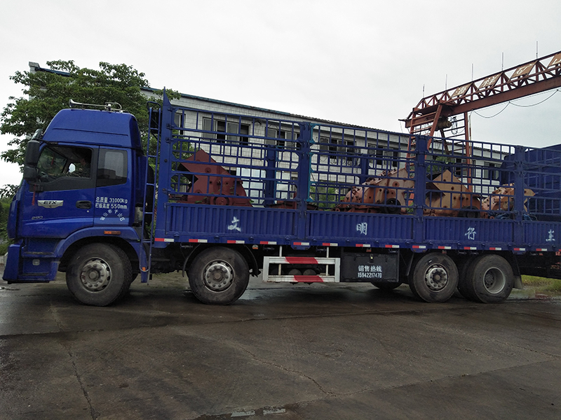 海祥疊層篩廠家的破碎設(shè)備不斷發(fā)貨，那么我們?nèi)绾芜x擇適合的破碎設(shè)備？