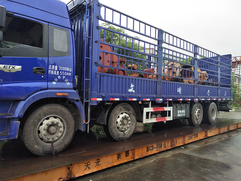 海祥疊層篩廠家的破碎設(shè)備不斷發(fā)貨，那么我們?nèi)绾芜x擇適合的破碎設(shè)備？