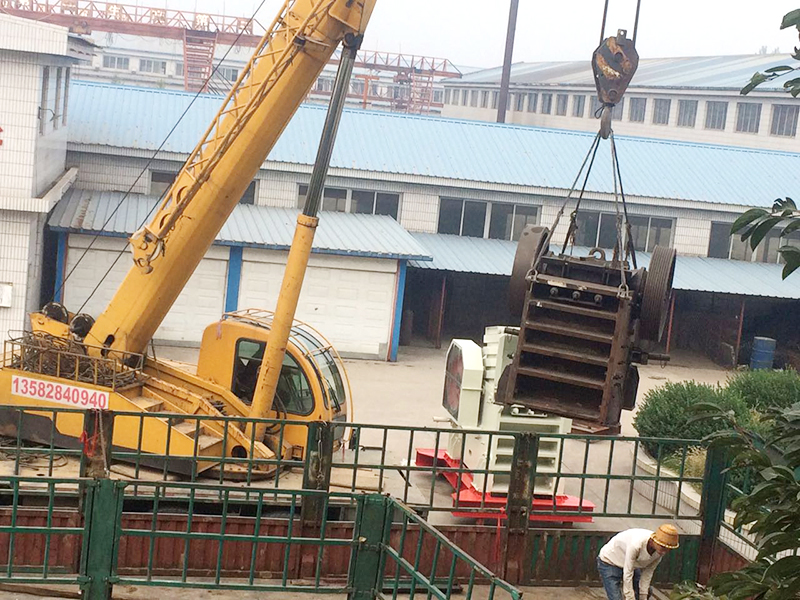 海祥疊層振動篩廠家的V型破碎機在金秋來臨之際發(fā)貨啦！