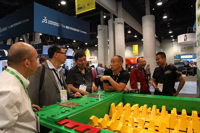 海祥疊層篩廠家技術(shù)工程師參加美國拉斯維加斯國際工程機(jī)械展會現(xiàn)場