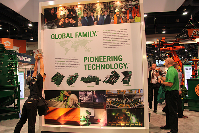 海祥疊層篩廠家技術工程師參加美國拉斯維加斯國際工程機械展會現(xiàn)場