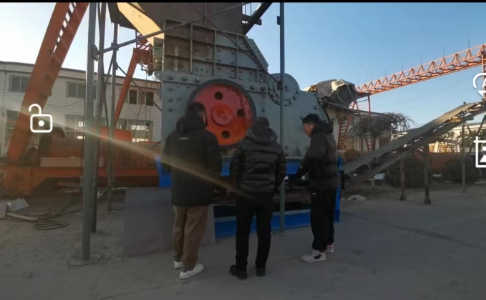 輥式破碎機、高壓輥磨機客戶來公司實地考察設(shè)備