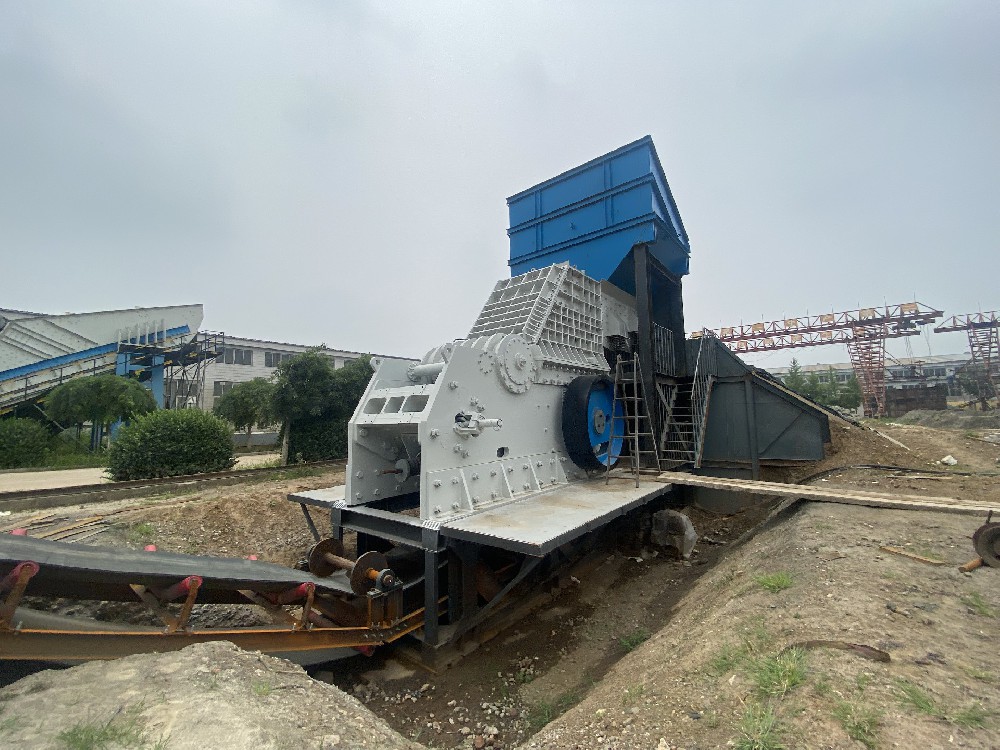 遠(yuǎn)創(chuàng)科技輥式破碎機(jī)為客戶(hù)調(diào)試