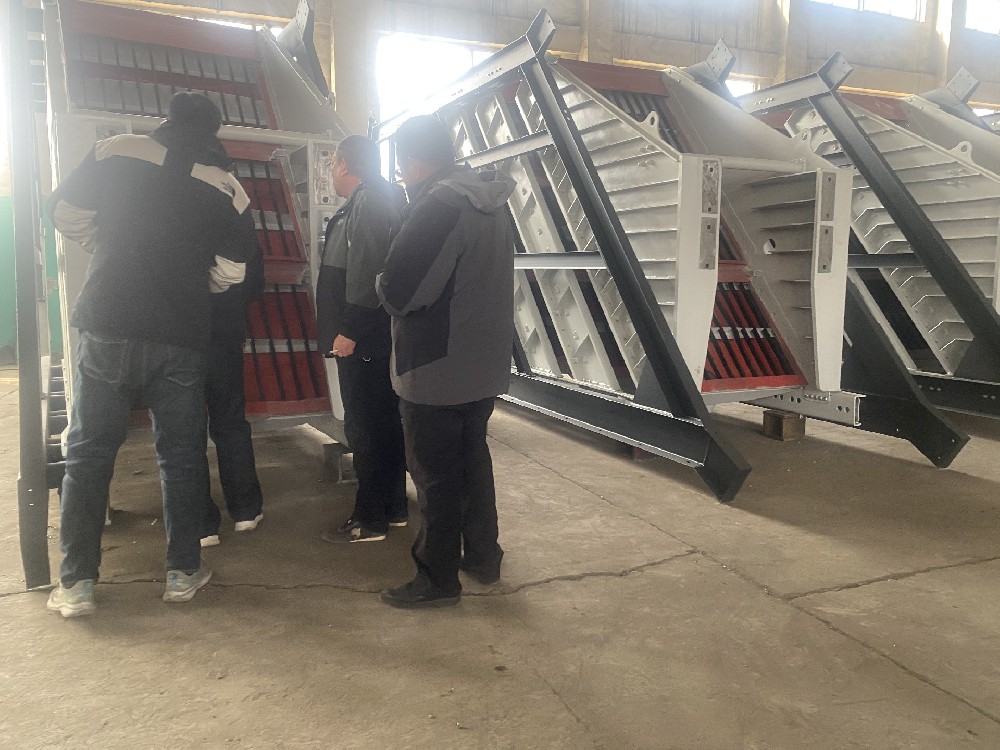 疊層高頻振動(dòng)細(xì)篩客戶(hù)來(lái)公司實(shí)地考察設(shè)備